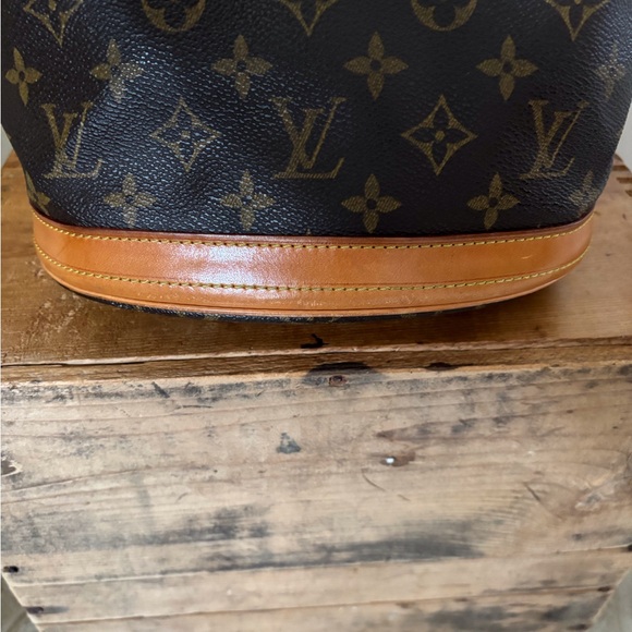 Louis Vuitton Bucket Handbag with Monogram Canvas and Leather Trim - Picture 6 of 14